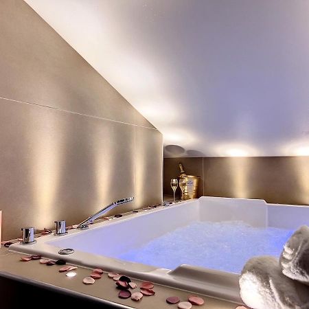 Cocon Blanc Calin Avec Jacuzzi Privatif - Loveroom Insolite سانت إتيان المظهر الخارجي الصورة