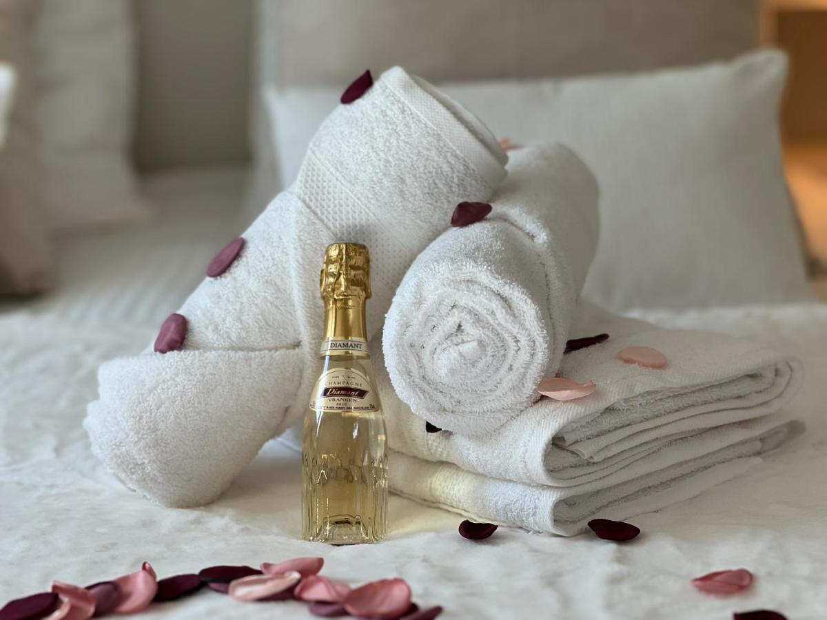 Cocon Blanc Calin Avec Jacuzzi Privatif - Loveroom Insolite سانت إتيان المظهر الخارجي الصورة