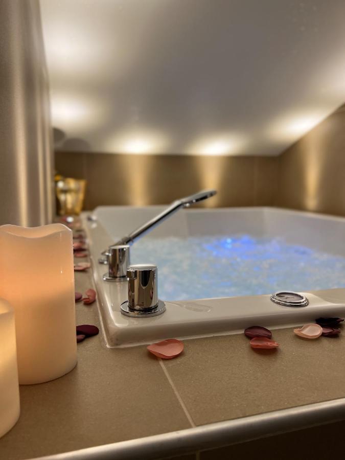 Cocon Blanc Calin Avec Jacuzzi Privatif - Loveroom Insolite سانت إتيان المظهر الخارجي الصورة