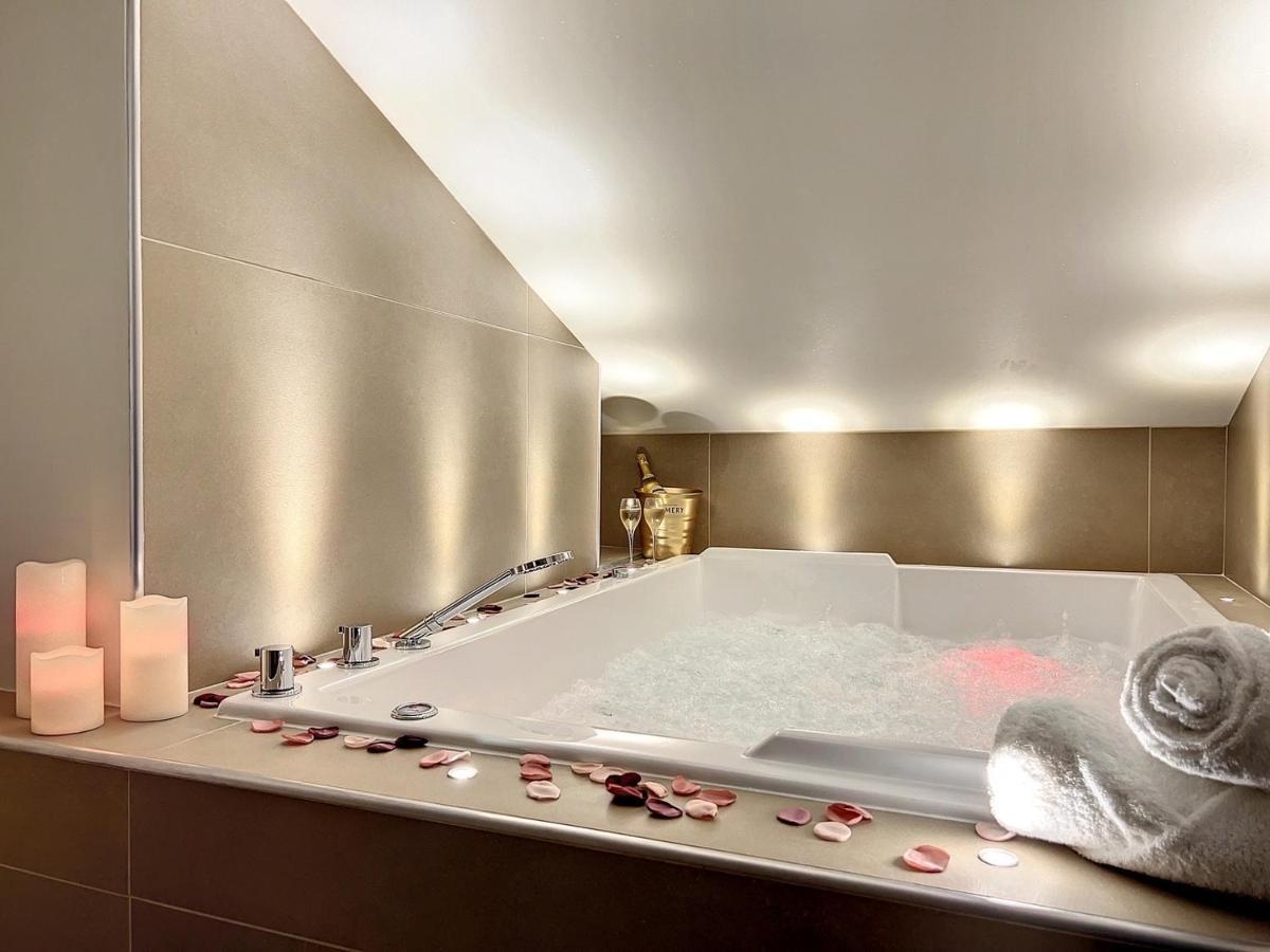 Cocon Blanc Calin Avec Jacuzzi Privatif - Loveroom Insolite سانت إتيان المظهر الخارجي الصورة