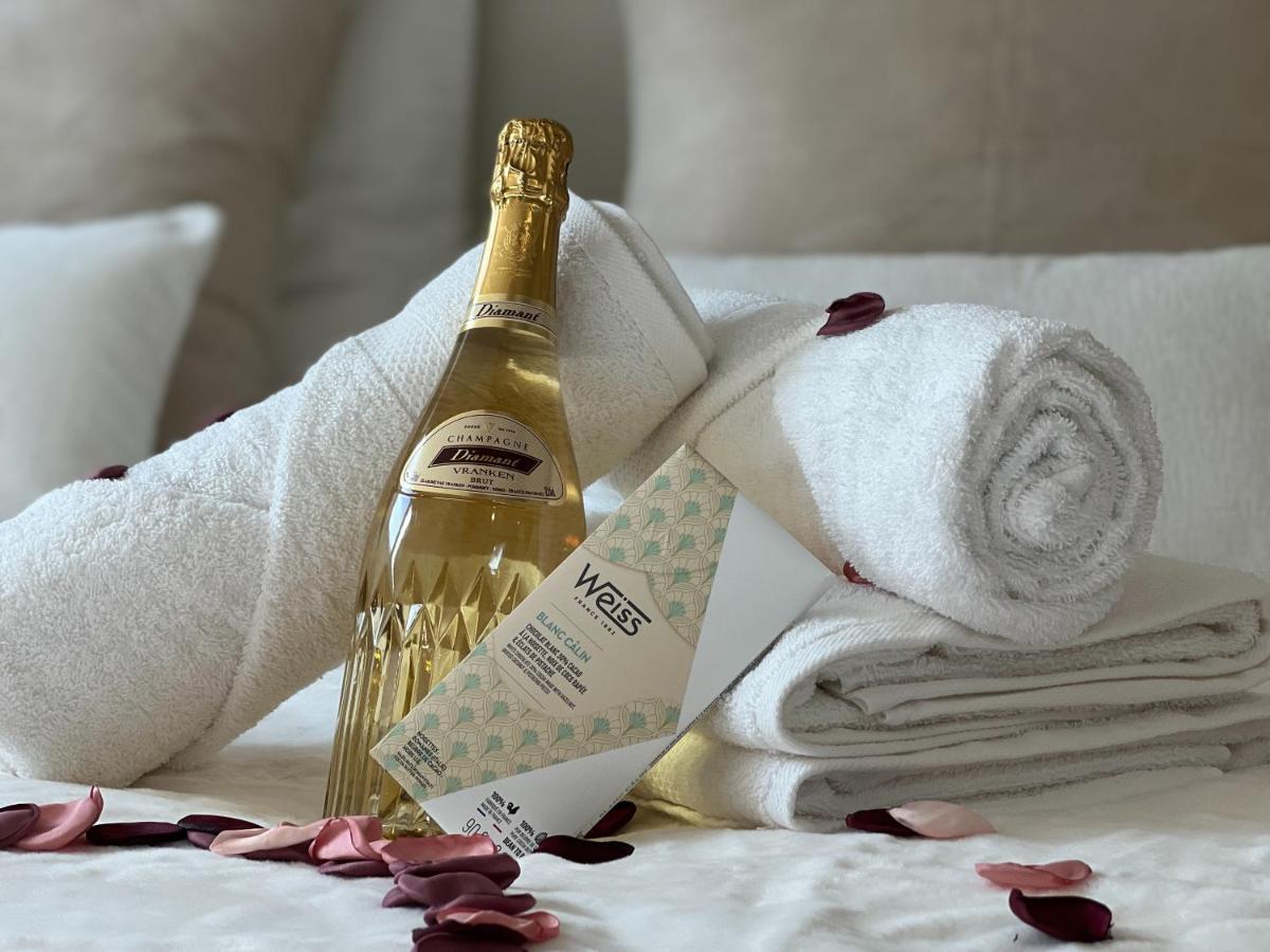 Cocon Blanc Calin Avec Jacuzzi Privatif - Loveroom Insolite سانت إتيان المظهر الخارجي الصورة
