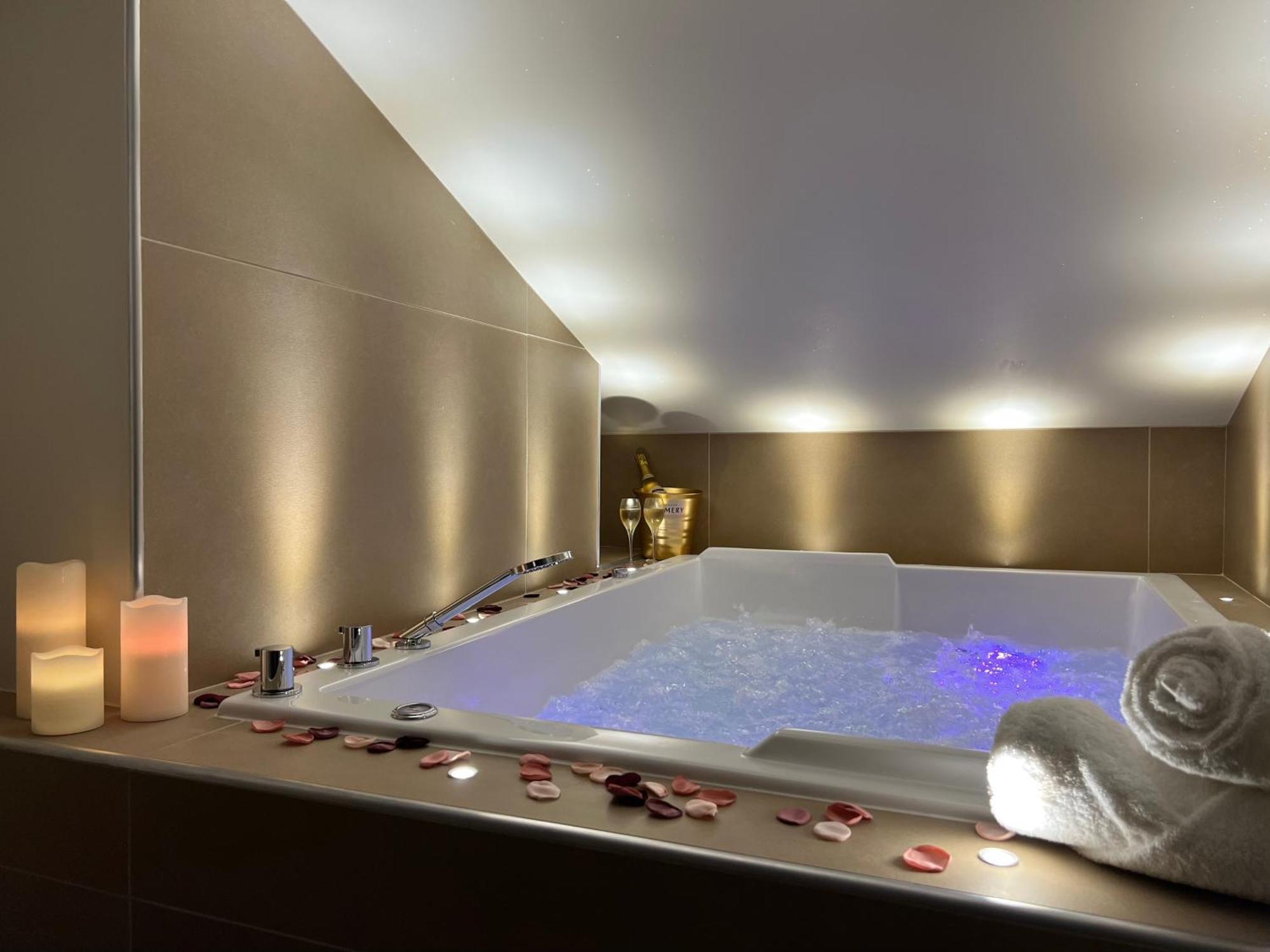 Cocon Blanc Calin Avec Jacuzzi Privatif - Loveroom Insolite سانت إتيان المظهر الخارجي الصورة