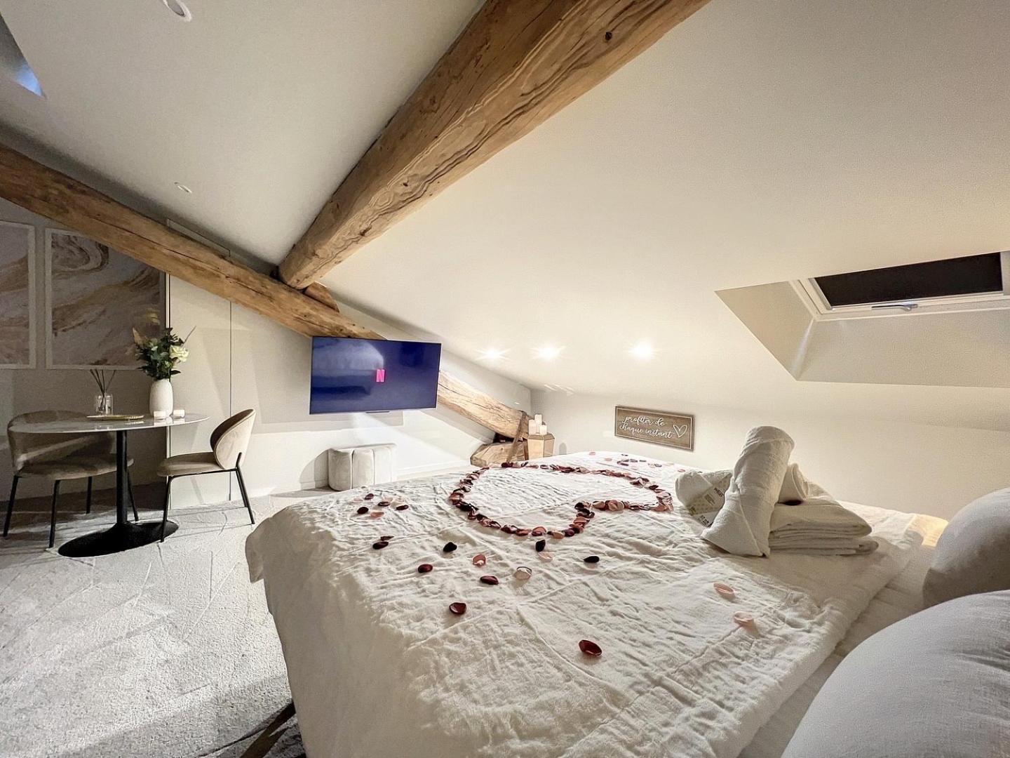 Cocon Blanc Calin Avec Jacuzzi Privatif - Loveroom Insolite سانت إتيان المظهر الخارجي الصورة